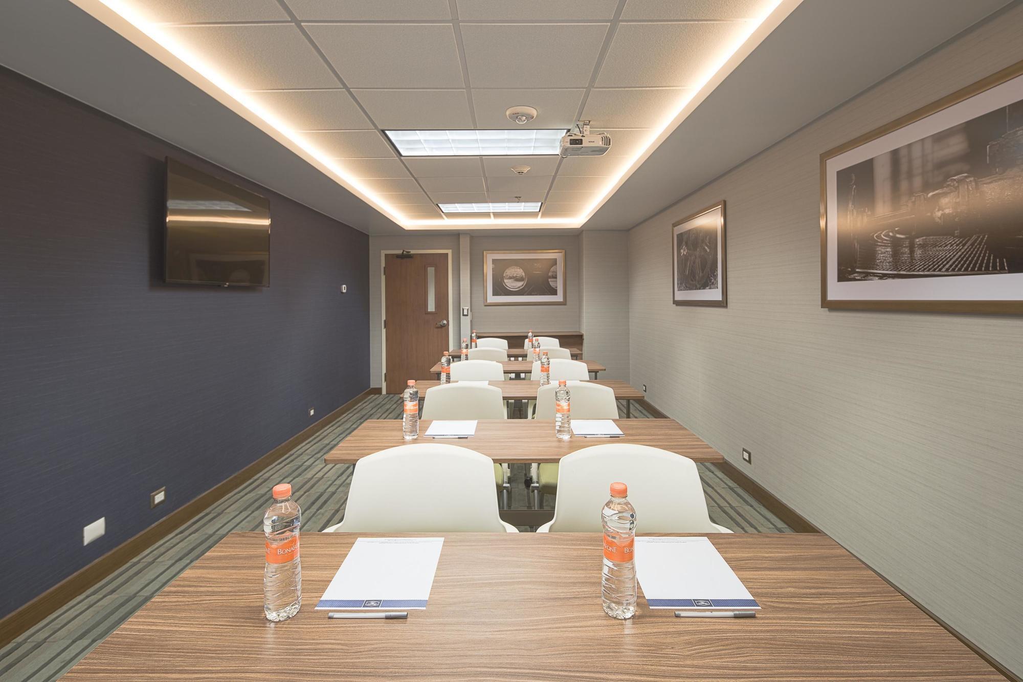 Hotel Hampton By Hilton Galerias Obispado 4*