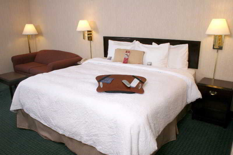 Hotel Hampton By Hilton Galerias Obispado 4*